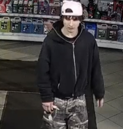 Pareigūnai aiškinasi, kas apdegino degalinės duris