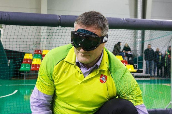 Garsūs Lietuvos žmonės virto "neregiais" ir išmėgino jėgas aklųjų riedulio aikštelėje