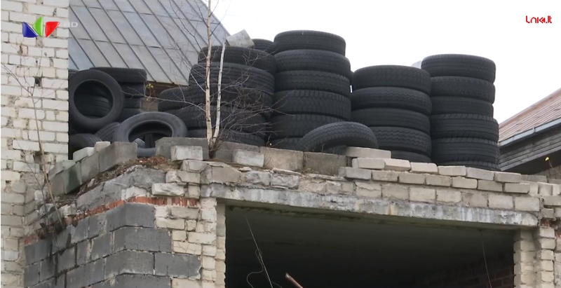 Panevėžyje – neprižiūrimas senų padangų pilnas namas