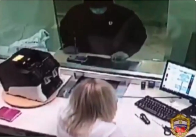 Maskvoje banko plėšikas išsigando kasininkės ir pabėgo