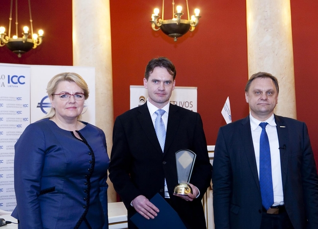 Jaunius Ramoška (viduryje)