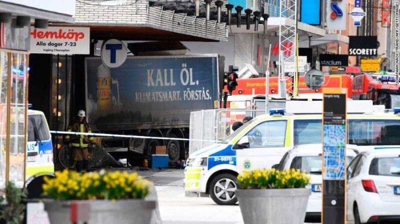 Stokholme sunkvežimis rėžėsi į žmonių minią