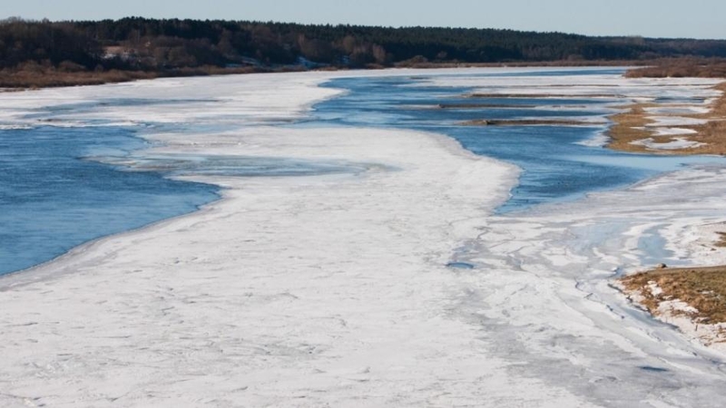 Lipti ant mažesnių ežerų ledo – saugu
