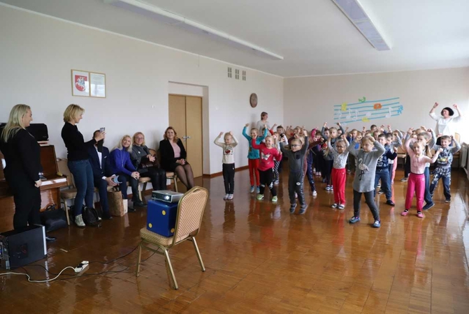 Fizinio aktyvumo mokosi ir darželinukai, ir senjorai