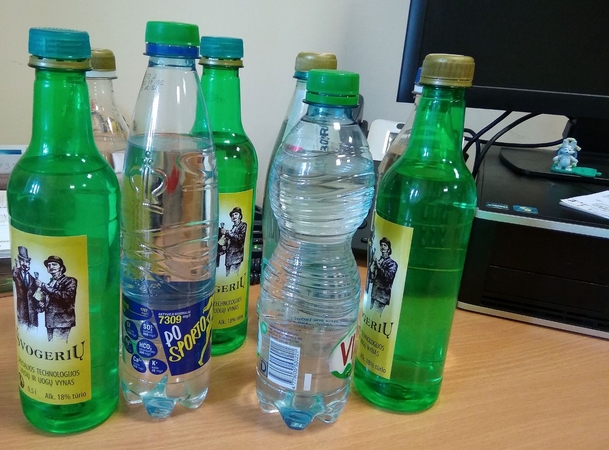 Išsisukti dėl rastų alkoholio butelių norėjusiam vyrui gresia baudžiamoji atsakomybė 