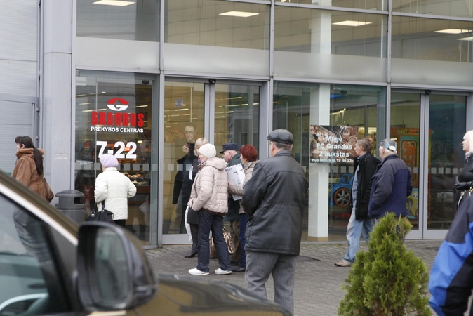 Uostamiestyje dėl užsidegusios lempos žmonės evakuoti iš prekybos centro