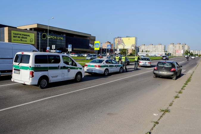 Baltų prospekte „Mercedes-Benz“ partrenkė du žmones