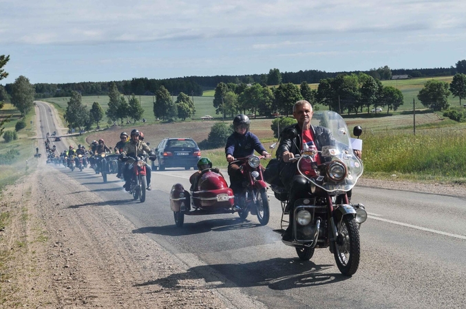 82-ejų senovinio motociklo savininkas įveikia tūkstančius kilometrų