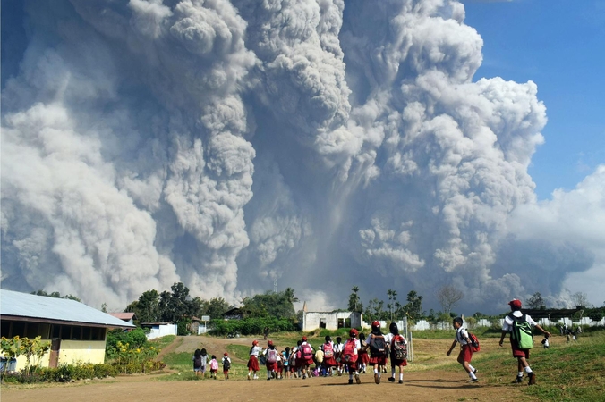 Indonezijos ugnikalnis išspjovė į 5 km aukštį pakilusį pelenų stulpą