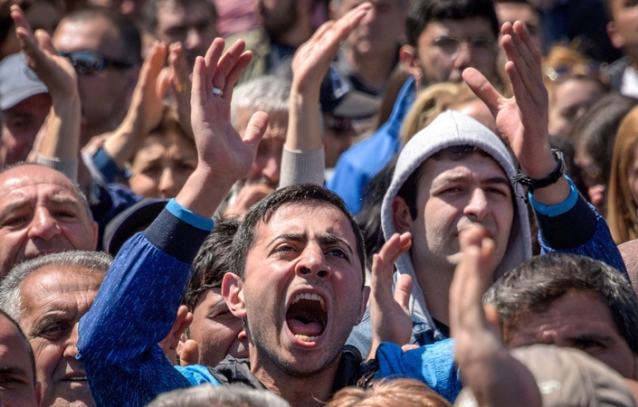 Jerevane prieš naują premjerą protestuoja mažiausiai 10 tūkst. žmonių