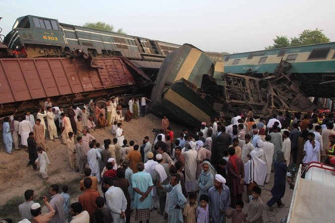 Pakistane susidūrus dviem traukiniams žuvo mažiausiai 6 žmonės, per 100 sužeista