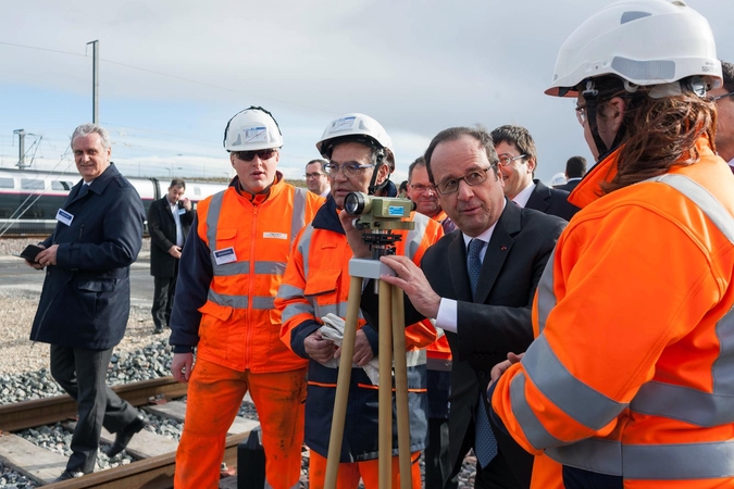 Prancūzijoje per F. Hollande'o kalbą policijos snaiperis netyčia pašovė du žmones 