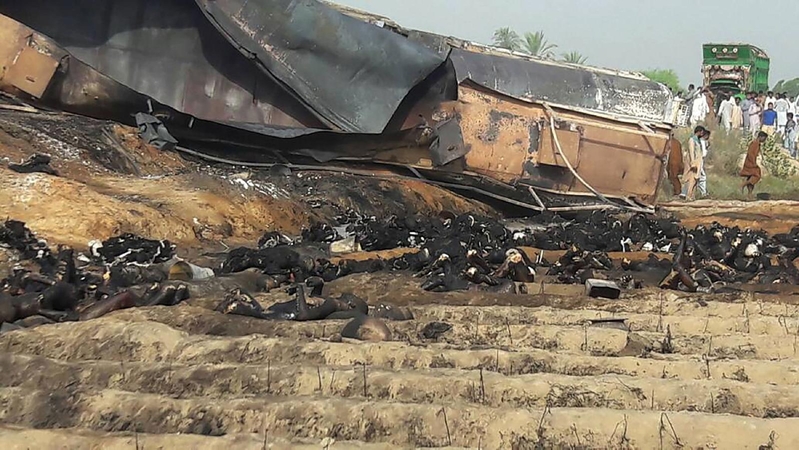 Pakistane užsiliepsnojus benzinvežiui žuvo 148 žmonės, daugybė sužeistų