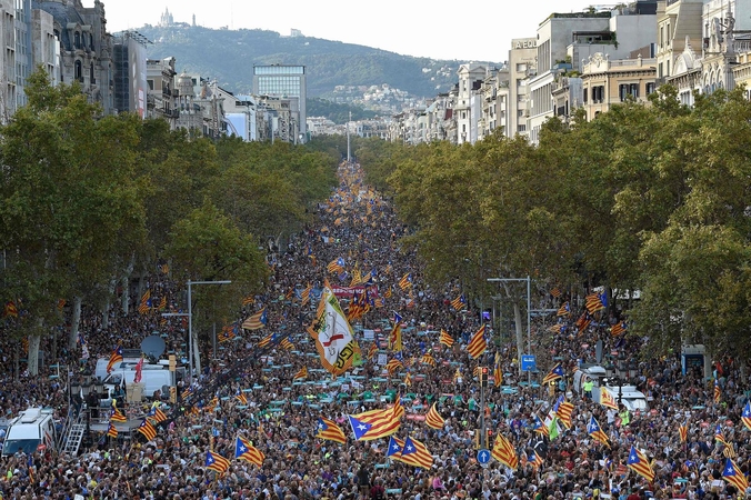 Katalonijoje – milžiniškas protestas prieš drastiškus Madrido veiksmus