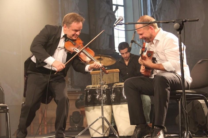 Gitaros virtuozas A. Globys: instrumentas be atlikėjo yra nieko vertas