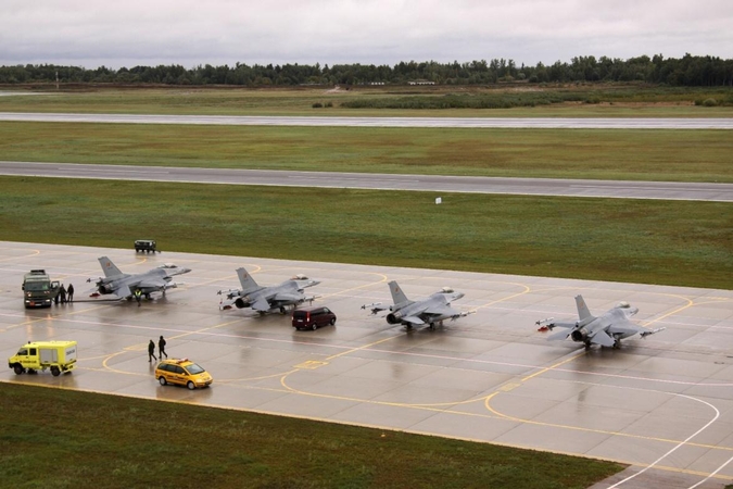 Šiauliuose nusileido NATO misijos Belgijos naikintuvai