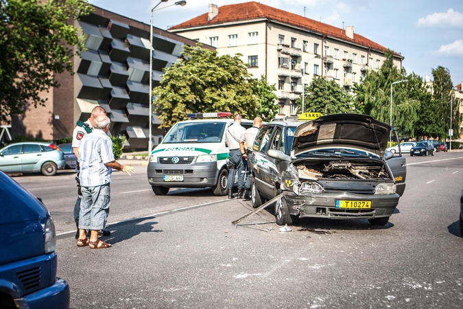 Karaliaus Mindaugo prospekte taksi susidūrė su "Peugeot"