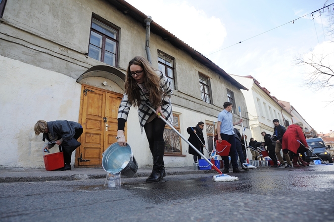 Nužudyto T. Dobrovolskio atminimui – rankomis nuplauta gatvė