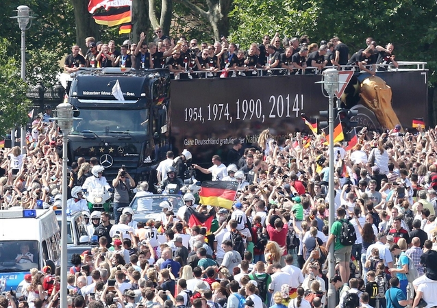 Berlyne tūkstančiai žmonių pasitiko futbolo čempionus