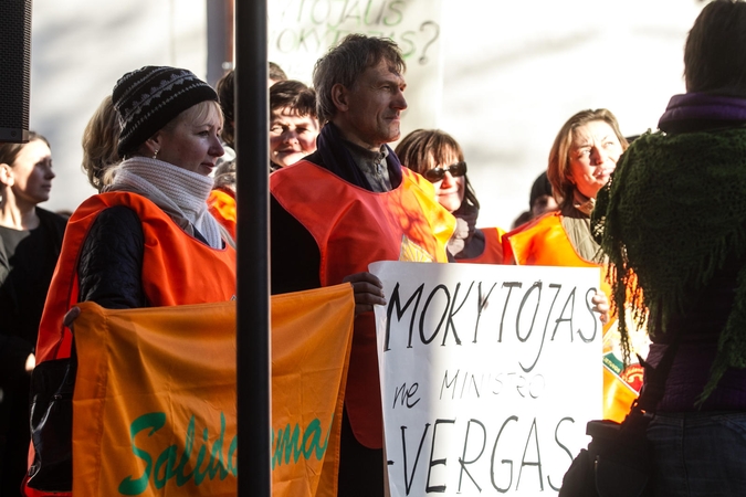 „Gražiomis ministerijos svajonėmis“ nepatenkinti mokytojai grasina streiku