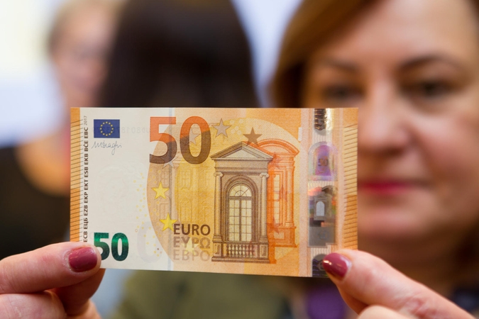 Naująjį 50 eurų banknotą bus sunkiau padirbti