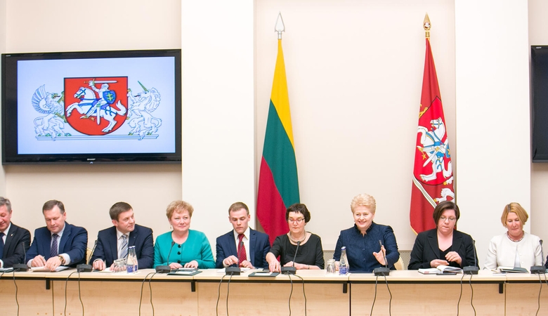 Prezidentė: pagrindinės savivaldybių bėdos – skolos ir skaidrumo stoka