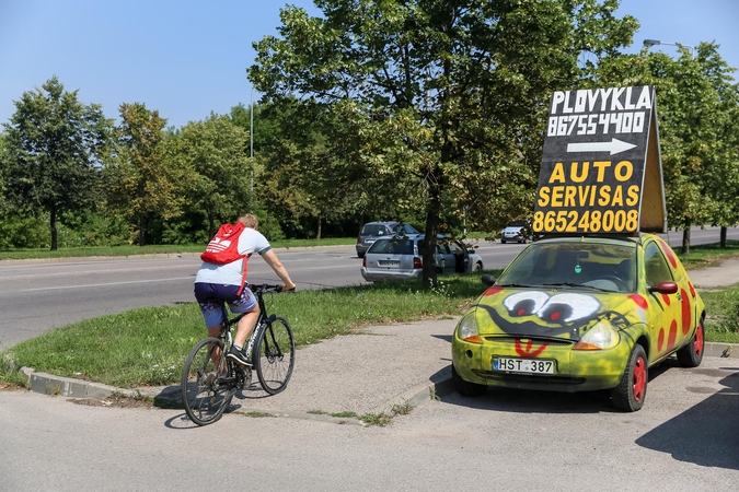 Policijai užkliuvo reklamos ant ratų