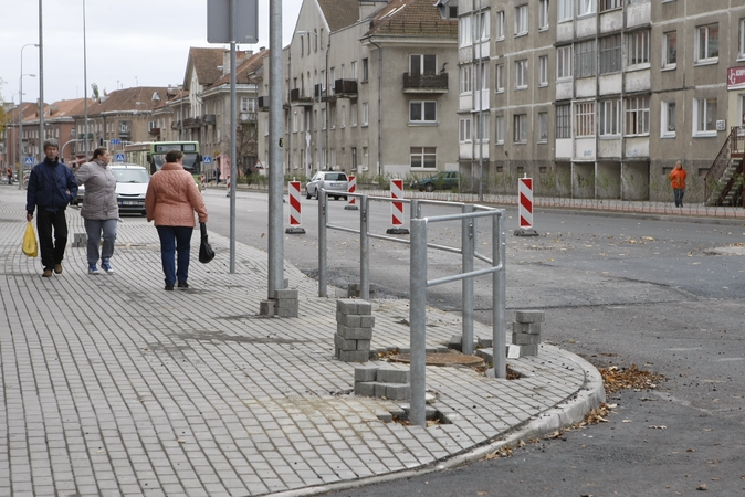 Pėsčiuosius auklėja tvoromis