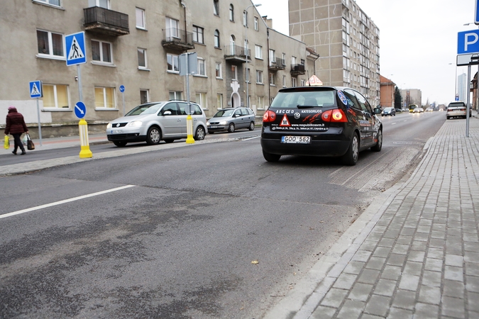 Minijos gatvėje vairuotojai pasigedo kalnelių žymėjimo