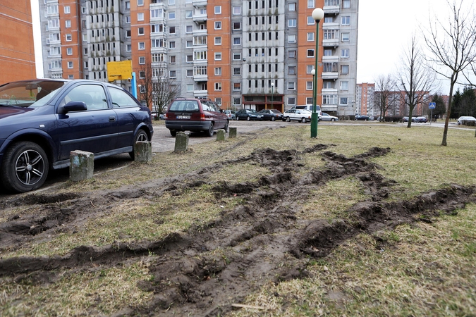 Pievelė prie daugiabučių virto purvynu