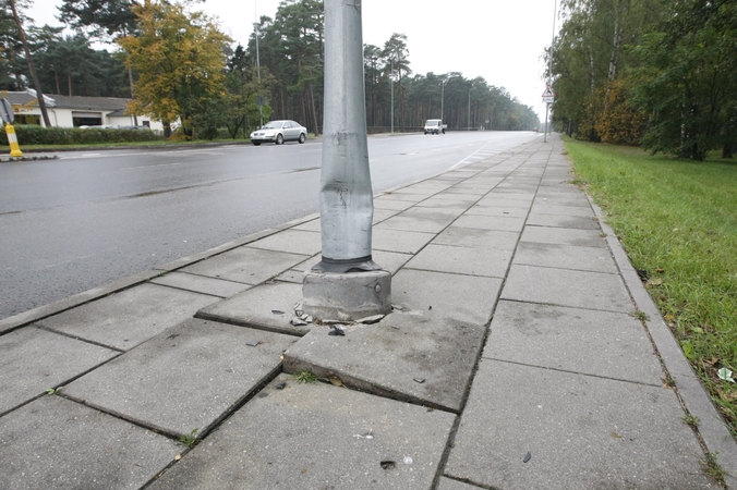 Suniokojo: P.Lideikio gatvėje esantis apšvietimo stulpas stovi palinkęs jau kurį laiką.