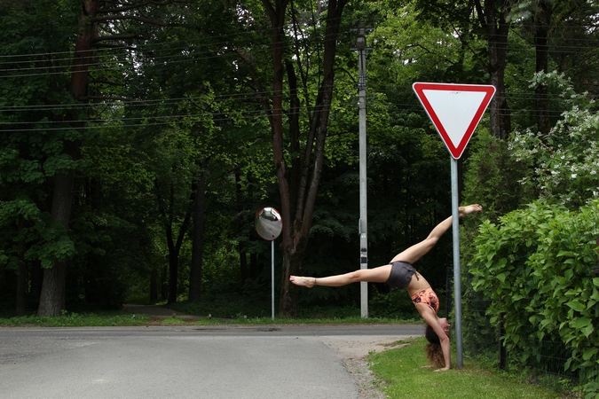 Pribloškė akrobatiniais šokiais ant kelio ženklų