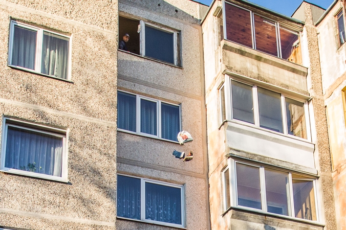 Prasiskolinusi kaunietė iškraustyta be jokio gailesčio: per langą išmesti net baldai