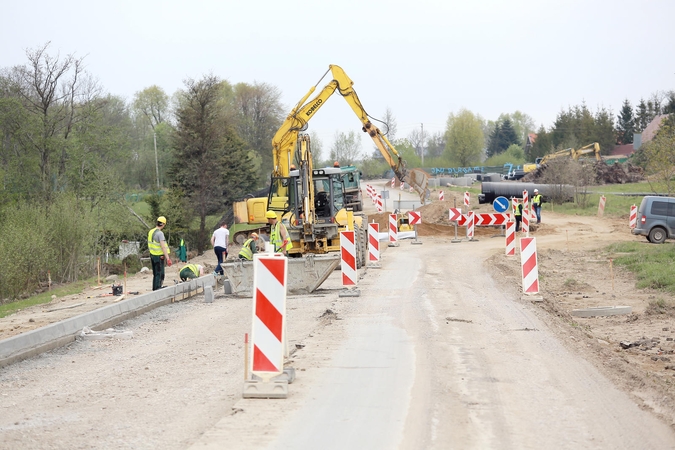 Darbai: bendrovės "Eurovia Lietuva" kelininkai šiuo metu atlieka Karklės kelio rekonstrukciją.