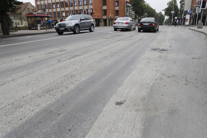 Darbai: Manto gatvėje buvo pašalinti nelygumai, tačiau naujos dangos dar teks palaukti.