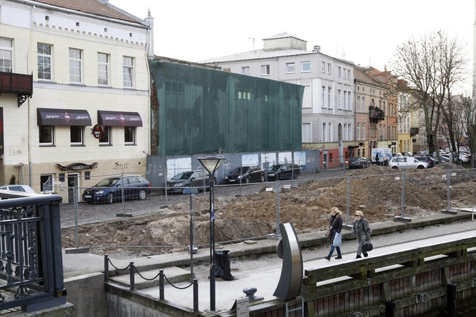 Veidas: vieną labiausiai turistų lankomų Klaipėdos senamiesčio gatvių netvarkomas pastatas darko jau trečią dešimtmetį.