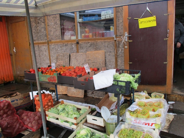 Apytuštė turgavietė liūdina pirkėjus, bet džiugina šalia esančių kioskų pardavėjas