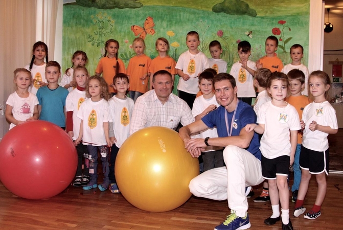Olimpinis čempionas V. Alekna mankštinosi su sostinės darželinukais