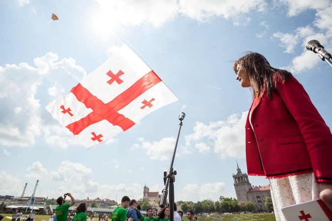 Vilniuje į dangų pakilo milžiniška Gruzijos vėliava