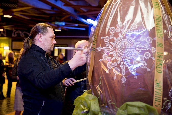 Vyskupas pašventinio rekordinį 294 kilogramų margutį
