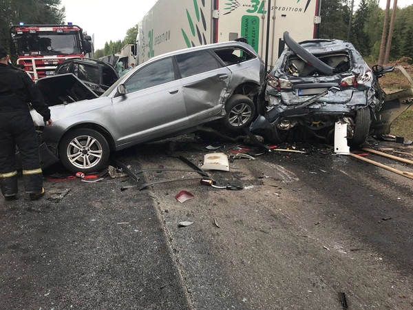 Latvijoje – kraupi lietuvio sukelta avarija, žuvo žmogus, dar du – sužeisti  