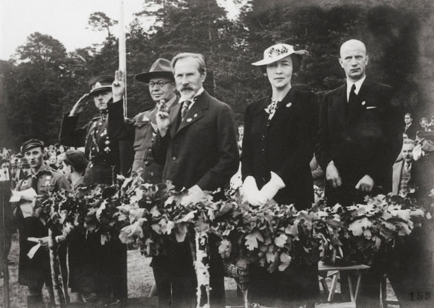 Veidai: 1938 m. skautų paradą stebi gen. Stasys Raštikis, skautų vadovo pavaduotojas Jurgis Alekna, prezidentas Antanas Smetona su žmona Sofija ir tuometinis švietimo ministras. 