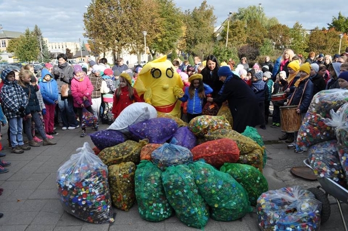 Parodos „Vaikų šalis“ lankytojams – pramoga iš plastikinių kamštelių