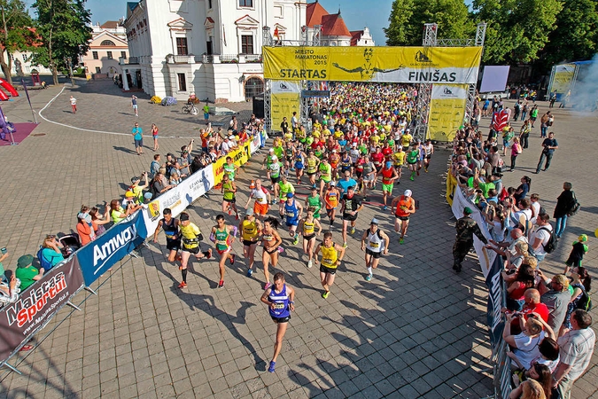 „Kauno maratono“ nugalėtojams – menininko kurta taurė