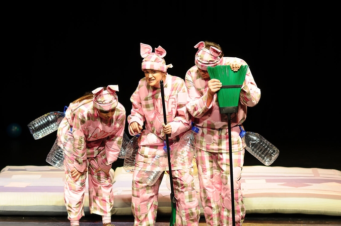 Scena iš spektaklio „Trys paršiukai ir vilkelis“.
