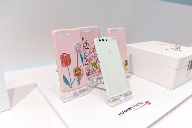 Išmanieji telefonai: vyresniesiems – susisiekti, jaunimui – išsiskirti iš minios
