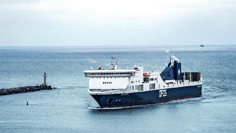 Pokyčiai: naujai perdažytas keltas „Victoria“ įplaukia į Klaipėdos uostą.