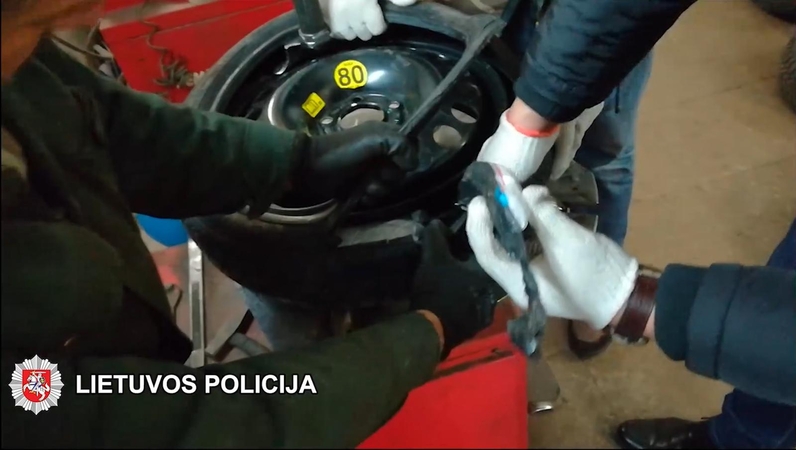 Narkotikus slėpė atsarginiame automobilio rate