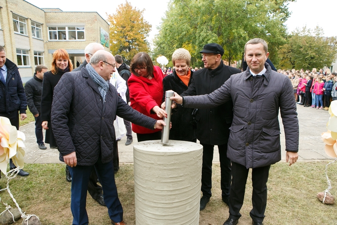 Kapsulės įkasimas Rokų gimnazijoje