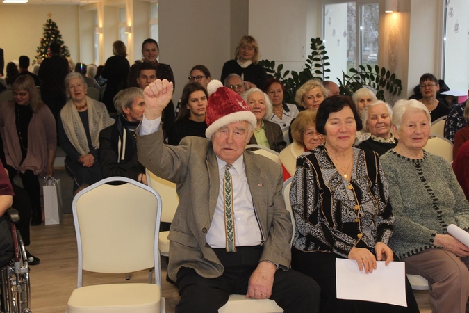 Senelių namų globotiniams – savivaldybės dovanos
